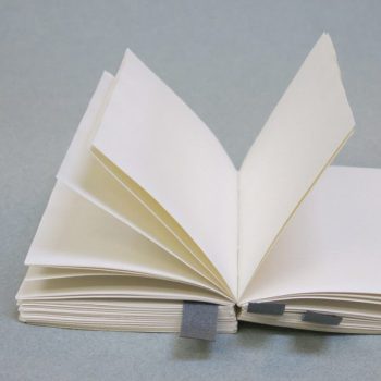 Kézi Khadi papírok tömb 12x17cm 100g sima